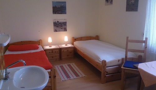 Doppel- oder Zweibettzimmer