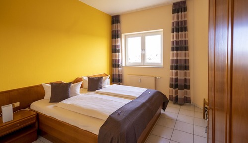 Familienzimmer, 1 Doppelbett und Schlafsofa (Small)