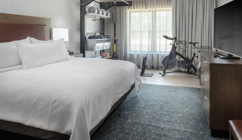 Suite, 1 King-Bett (2 Rooms, Hearing, Fitness)