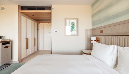 Superior-Zimmer, 1 King-Bett (Side View)