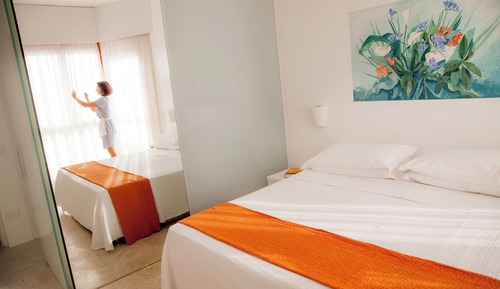 Doppel- oder Zweibettzimmer, eingeschränkter Meerblick