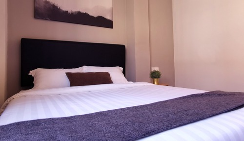 Basic-Zimmer, 1 Queen-Bett, ohne Fenster