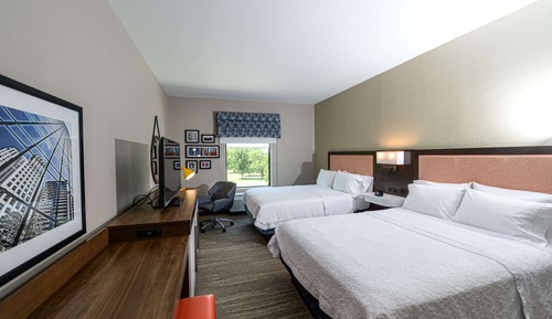 Zimmer, 2 Queen-Betten, Kühlschrank und Mikrowelle