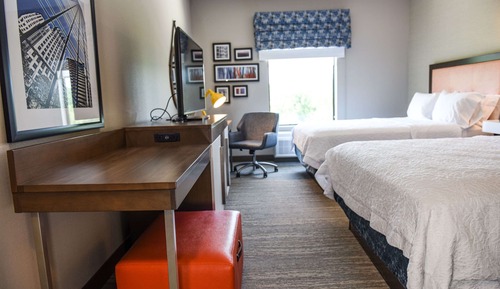 Zimmer, 2 Queen-Betten, barrierefrei, Badewanne