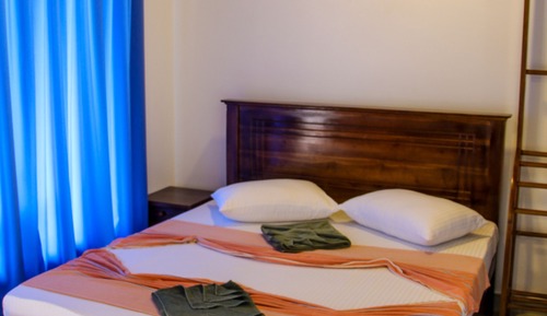 Economy-Dreibettzimmer, 1 Schlafzimmer, Flussblick, Bergseite