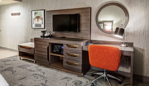 Zimmer, 1 King-Bett, Kühlschrank und Mikrowelle