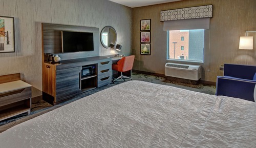 Zimmer, 1 King-Bett und Schlafsofa, Kühlschrank und Mikrowelle