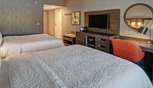 Zimmer, 2 Queen-Betten, Kühlschrank und Mikrowelle