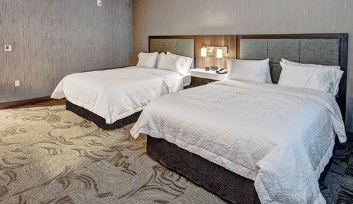 Zimmer, 2 Queen-Betten, barrierefrei (Roll-In Shower, Mobility & Hearing)