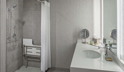 Zimmer, 2 Queen-Betten, barrierefrei (Mobility & Hearing, Roll-in Shower)