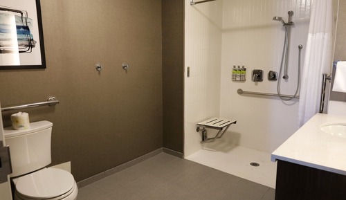Suite, 2 Queen-Betten, rollstuhlgeeignete Dusche, Küche (Communications Accessible)