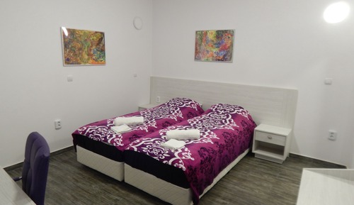 Comfort-Zimmer, Blick auf den Innenhof (room 1 rose)