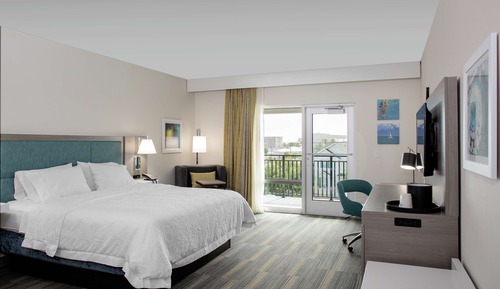 Zimmer, 1 King-Bett, barrierefrei, Balkon (Roll-In Shower)