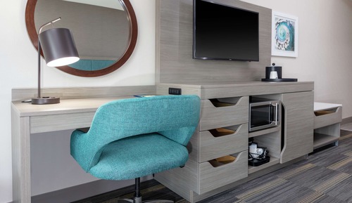 Zimmer, 1 King-Bett, Kühlschrank und Mikrowelle