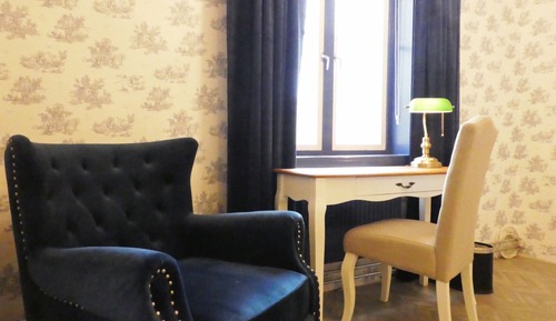 Familienzimmer (Adjoining Rooms, Situated in the Wing)