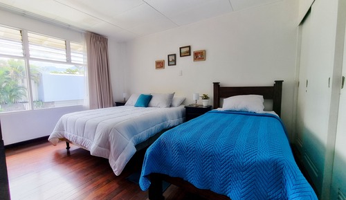 Comfort-Dreibettzimmer, Gemeinschaftsbad