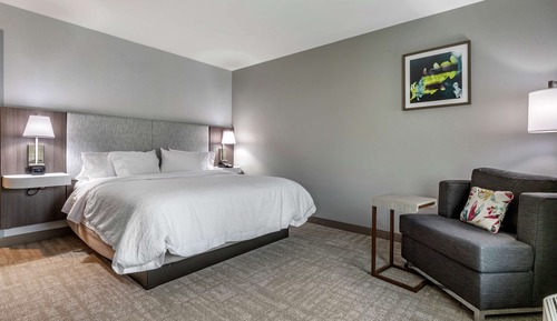 Zimmer, 1 King-Bett, Kühlschrank und Mikrowelle