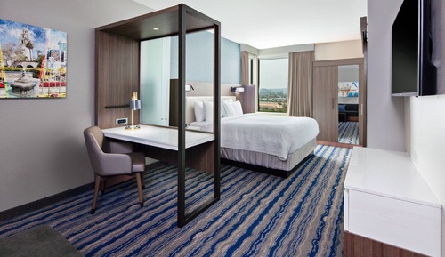 Suite, 1 King-Bett (Hearing Accessible)