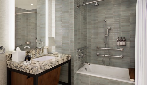 Zimmer, 2 Doppelbetten, barrierefrei, Badewanne