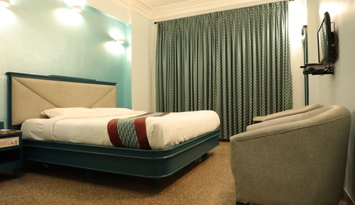 City-Doppel- oder -Zweibettzimmer