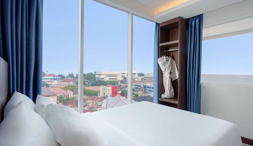 2 Bedroom Family Suite - 2 Queen beds - Balcony - Sea & City View