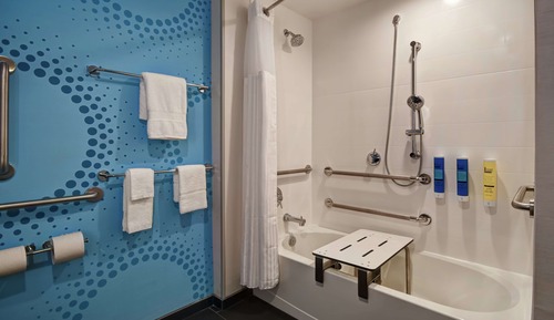 Zimmer, 2 Queen-Betten, barrierefrei, Badewanne (Hearing)