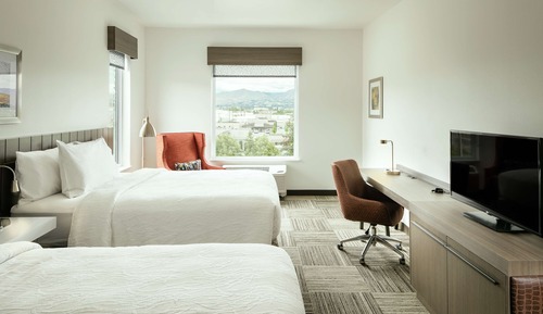 Zimmer, 2 Queen-Betten, Flussblick