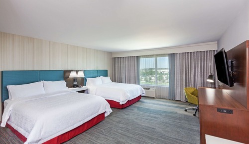 Zimmer, 2 Queen-Betten, barrierefrei, Badewanne