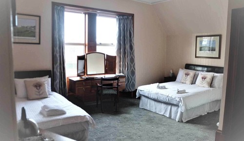 Doppel- oder Zweibettzimmer