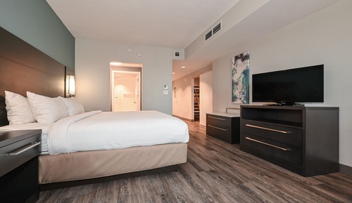 Studiosuite, 1 King-Bett und Schlafsofa, Nichtraucher, Balkon (Mobility Accessible, Roll-In Shower)