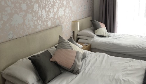 Dreibettzimmer, mit Bad, Gartenblick