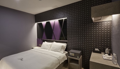 Zimmer (King With Jacuzzi (Purple Showers))