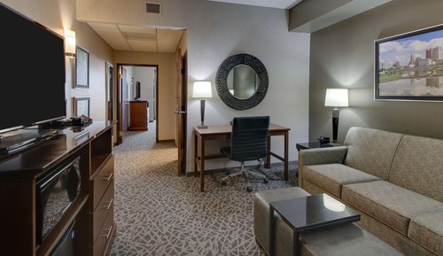 Suite, 1 King-Bett und Schlafsofa, Kühlschrank und Mikrowelle (2 Rooms, Hearing Accessible)