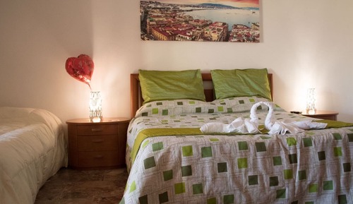 Deluxe-Dreibettzimmer, Gemeinschaftsbad