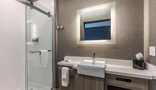 Suite, 1 King-Bett, Nichtraucher (Mobility/Hearing Accessible, Tub)