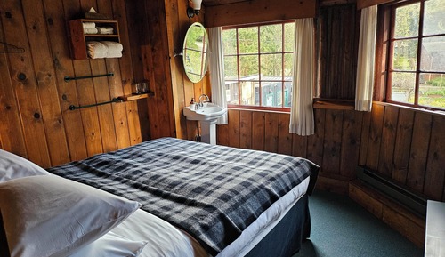 Zimmer (Garden View Queen SHARED BATHROOM)