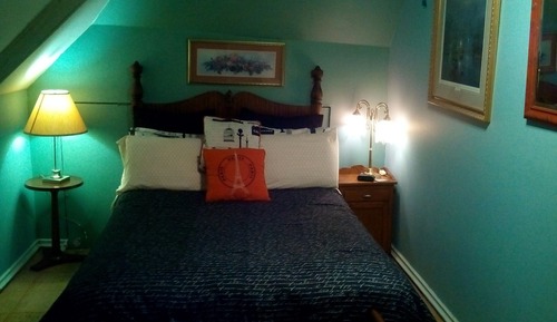 Zimmer, eigenes Bad (Blue room getaway)