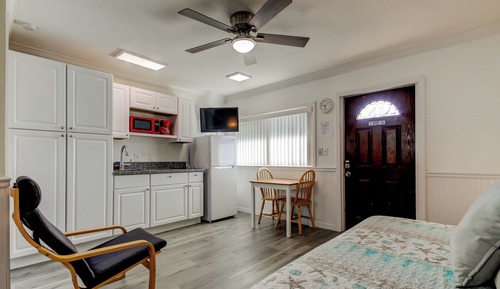 Economy-Studio, Kochnische, zum Innenhof hin