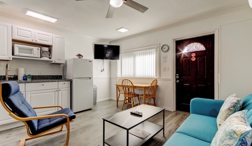 Economy-Studio, Kochnische, zum Innenhof hin