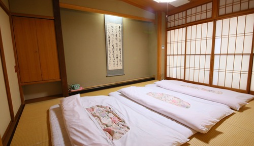 Traditional-Zimmer (Japanese style, with Shared Bathroom)