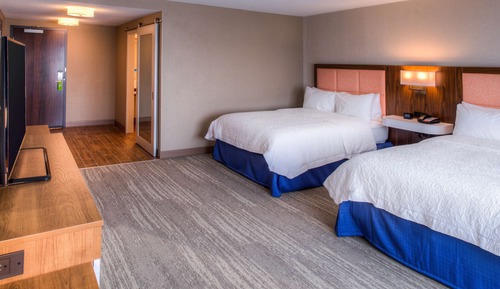 Zimmer, 2 Queen-Betten, barrierefrei, Badewanne (Mobility & Hearing)