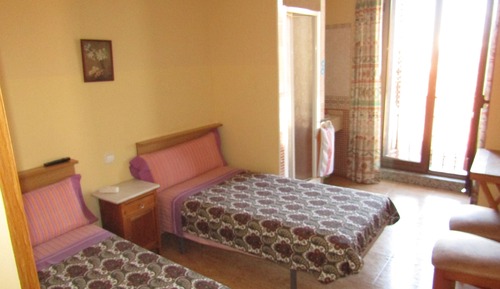 Zweibettzimmer, Gemeinschaftsbad (Private Shower and Sink)