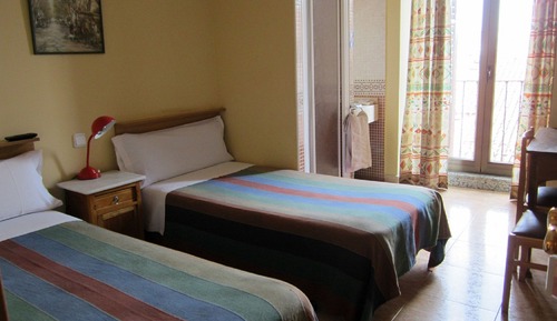 Doppelzimmer, Gemeinschaftsbad (Private Shower and Sink)