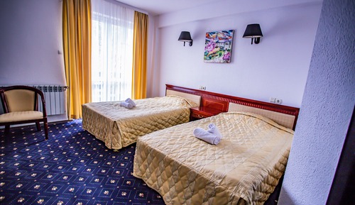 Zweibettzimmer (Caters to guests age 55 and up)