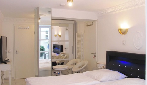 Doppelzimmer, eigenes Bad, Blick auf den Innenhof (3)