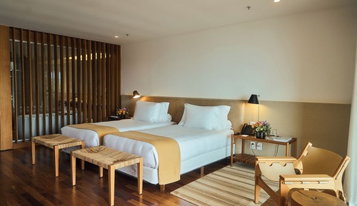 Quarto luxo, 2 camas de solteiro, vista parcial para o oceano