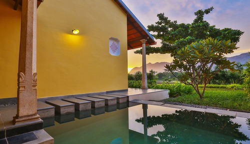 Zimmer (Mountain Facing Pool Cottage)