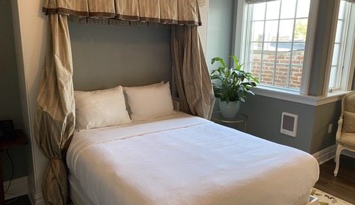 Hudson Vale Room 402, 1 Queen Bed