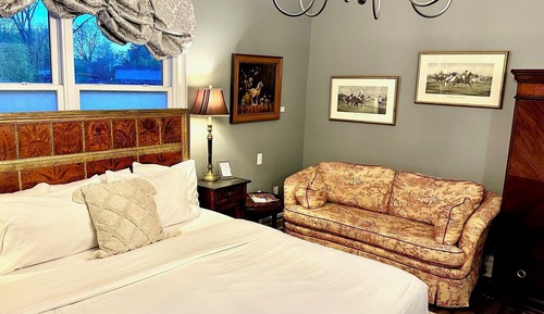 Hudson Vale Rooms 201/301, 1 King Bed