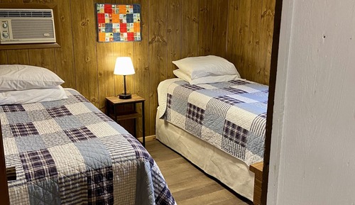 Ferienhütte, 2 Schlafzimmer, Terrasse, Flussblick (Cabin 6, 1 King Bed, 1 Double Bed)